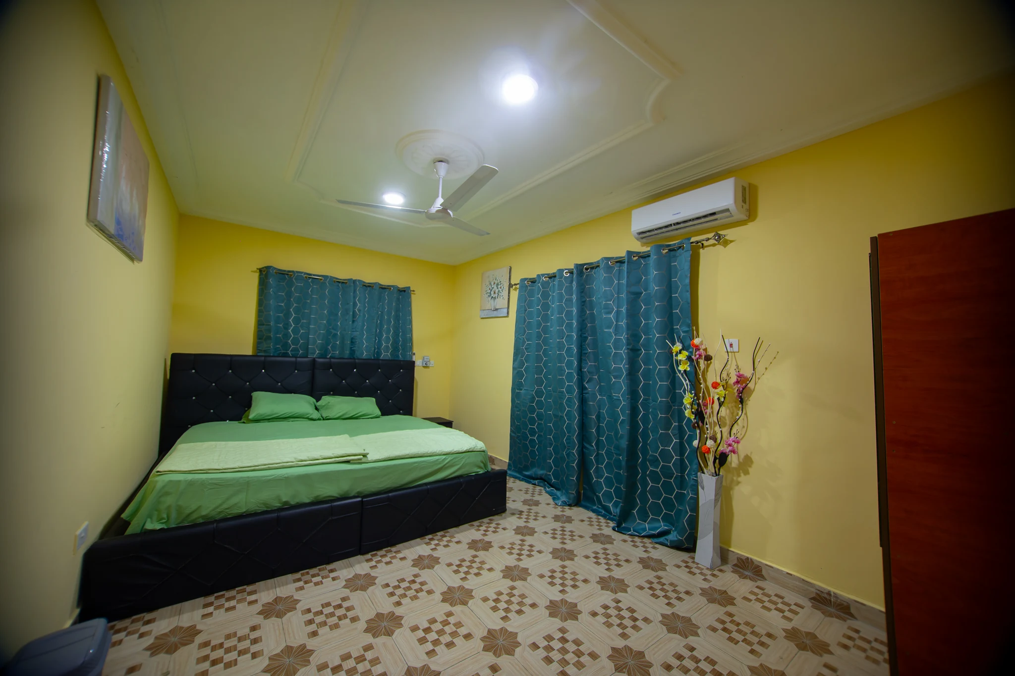 Spacious master bedroom at Sarpomaa Cottage for extended stays