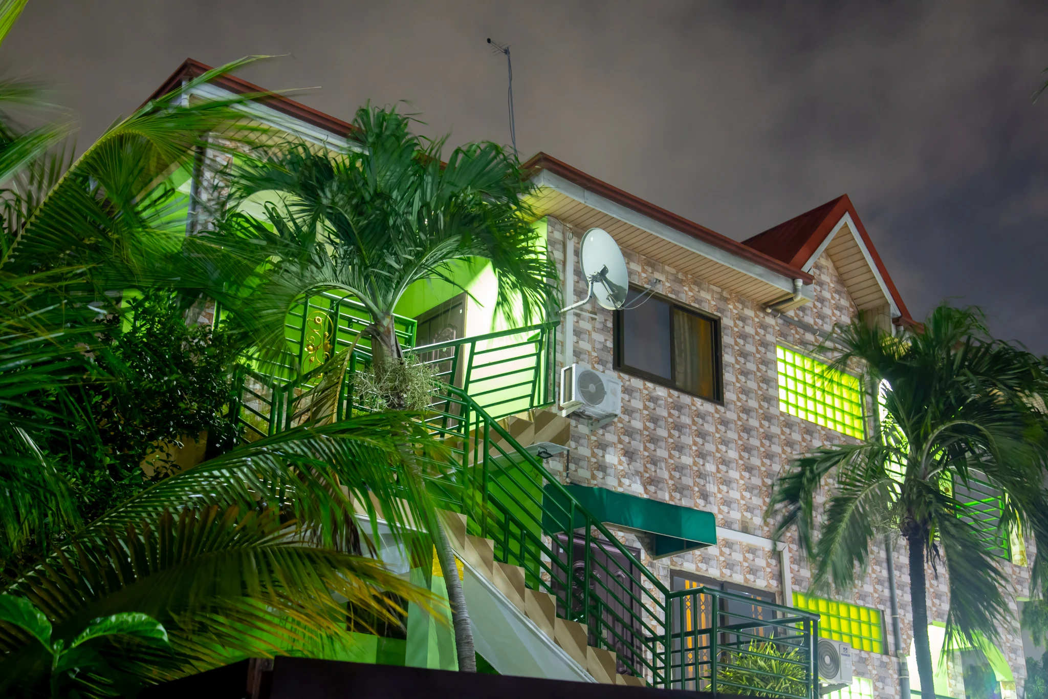 Sarpomaa Cottage facade and entrance after dark