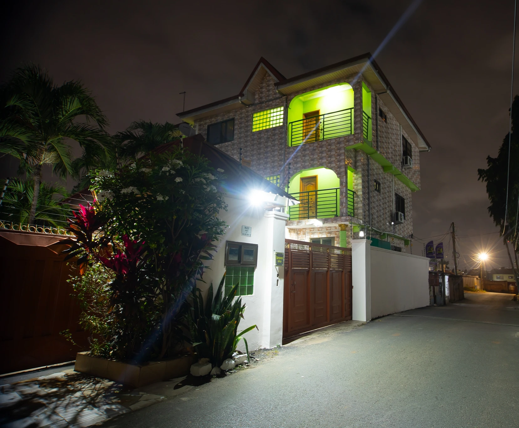 Sarpomaa Cottage viewed from the surrounding street at night