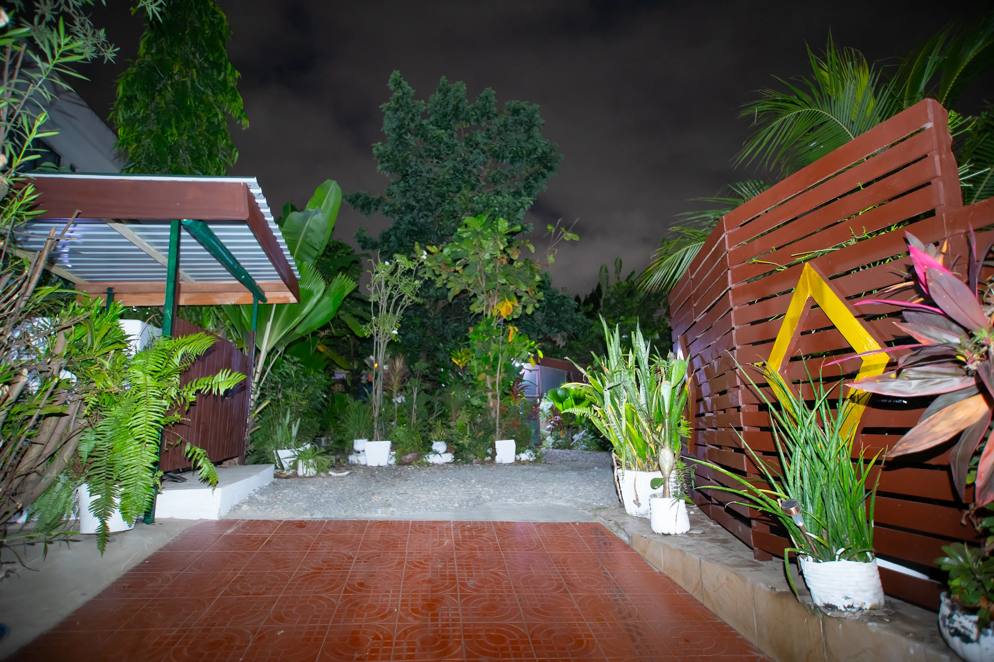 Planted arrival courtyard at Sarpomaa Cottage